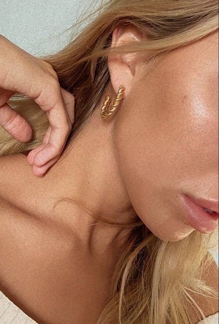 model wearing the gold hoops 