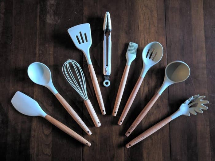 A reviewer showing the utensil set 