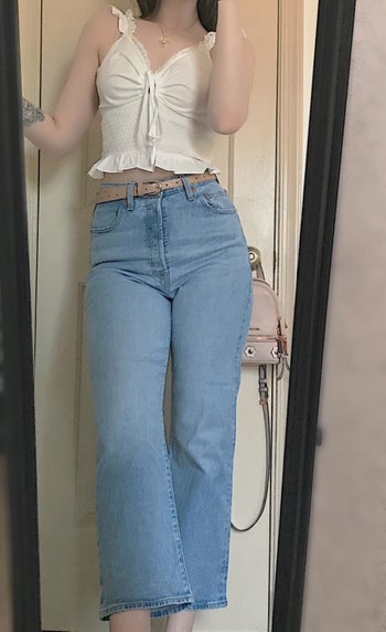 Daily News | Online News reviewer wearing the jeans in light blue with belt 