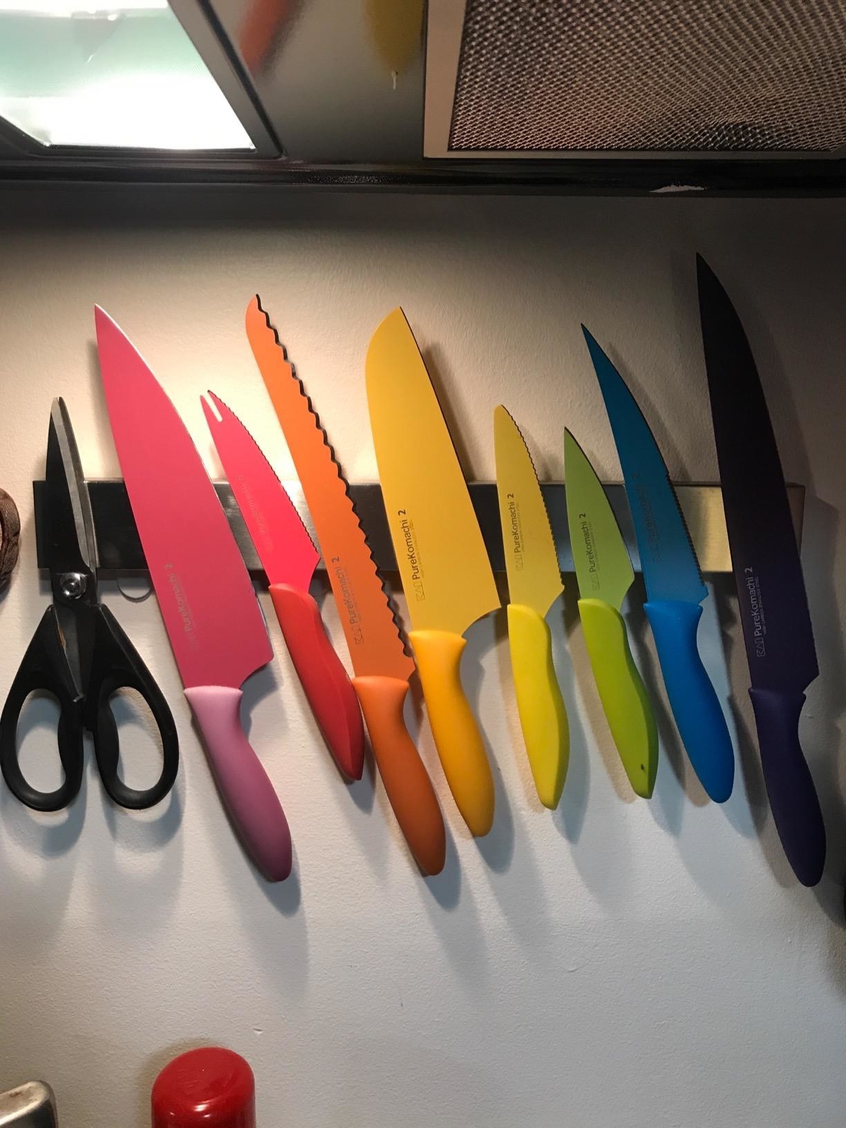 A reviewer photo of the knife holder, magnetically mounted to the side of the fridge