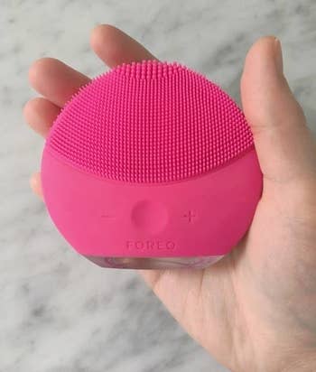 the same buzzfeeder holding the pink foreo in their hand