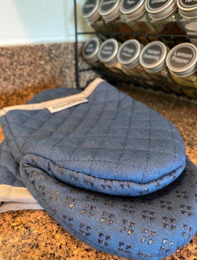 These 'Amazingly Insulated' Oven Mitts Grip 'Better Than a Lobster,' and  Right Now They're Just $18