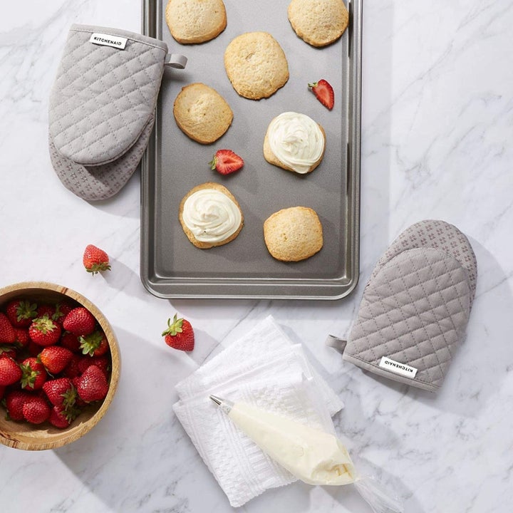 15 WellReviewed Oven Mitts From Amazon