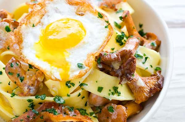 https://img.buzzfeed.com/buzzfeed-static/static/2021-05/2/0/campaign_images/8995d3d6fc82/31-of-the-most-delicious-things-you-can-do-to-eggs-2-3295-1619913903-8_dblbig.jpg?output-quality=60&resize=600:*
