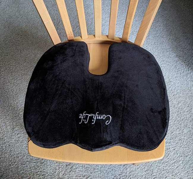 The U-shaped cushion in black