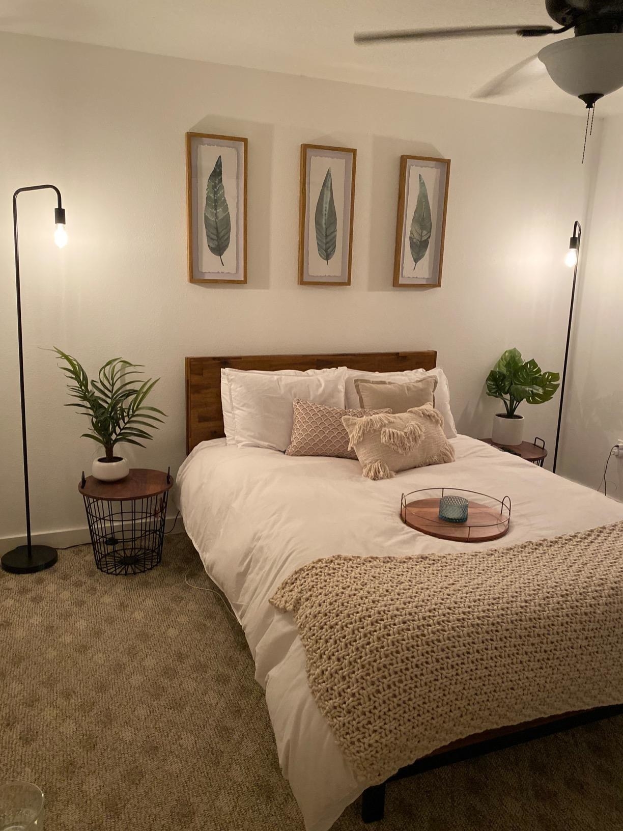 Reviewer&#x27;s bedroom with two lights on each side