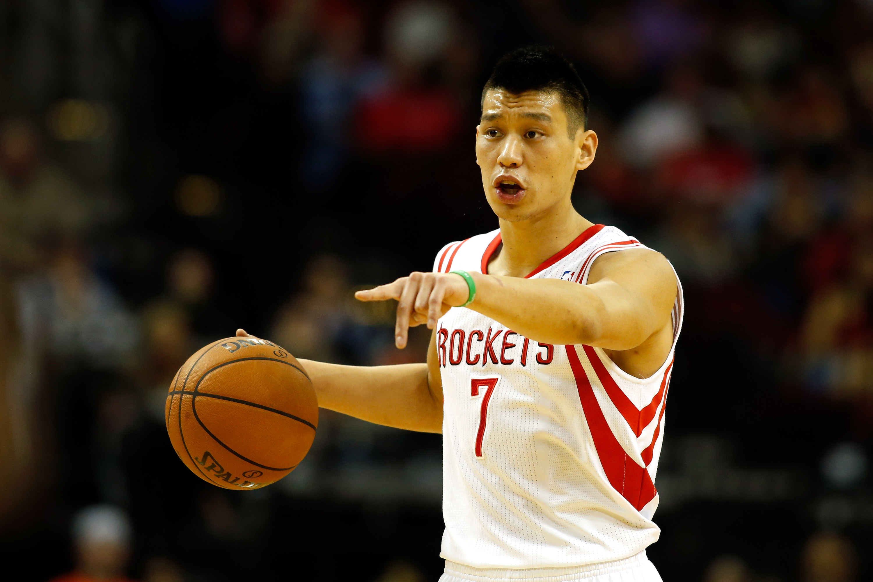 Jeremy Lin pointing with basketball