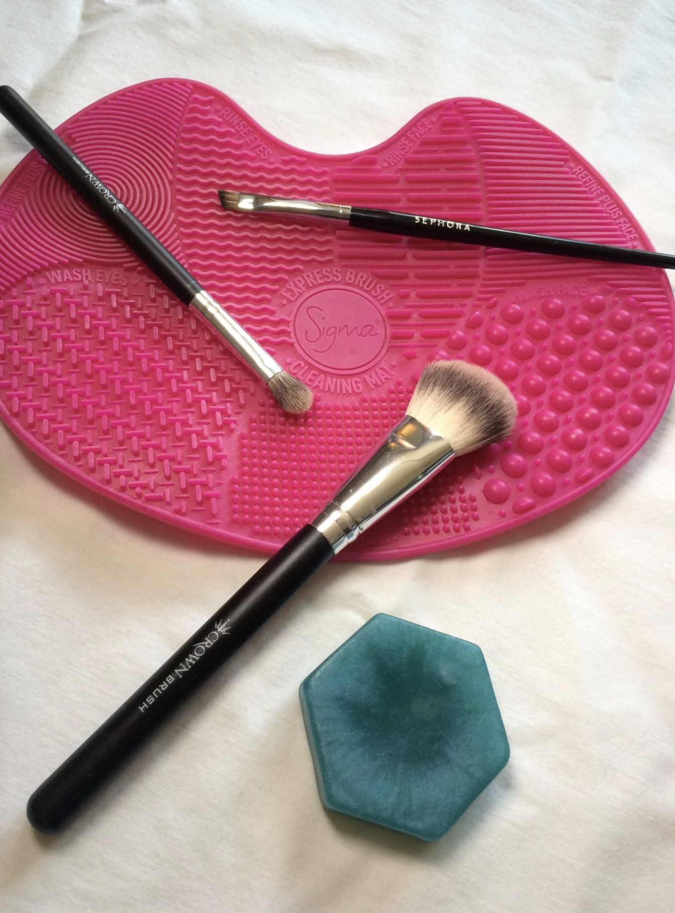 reviewer image of brushes laying on mat