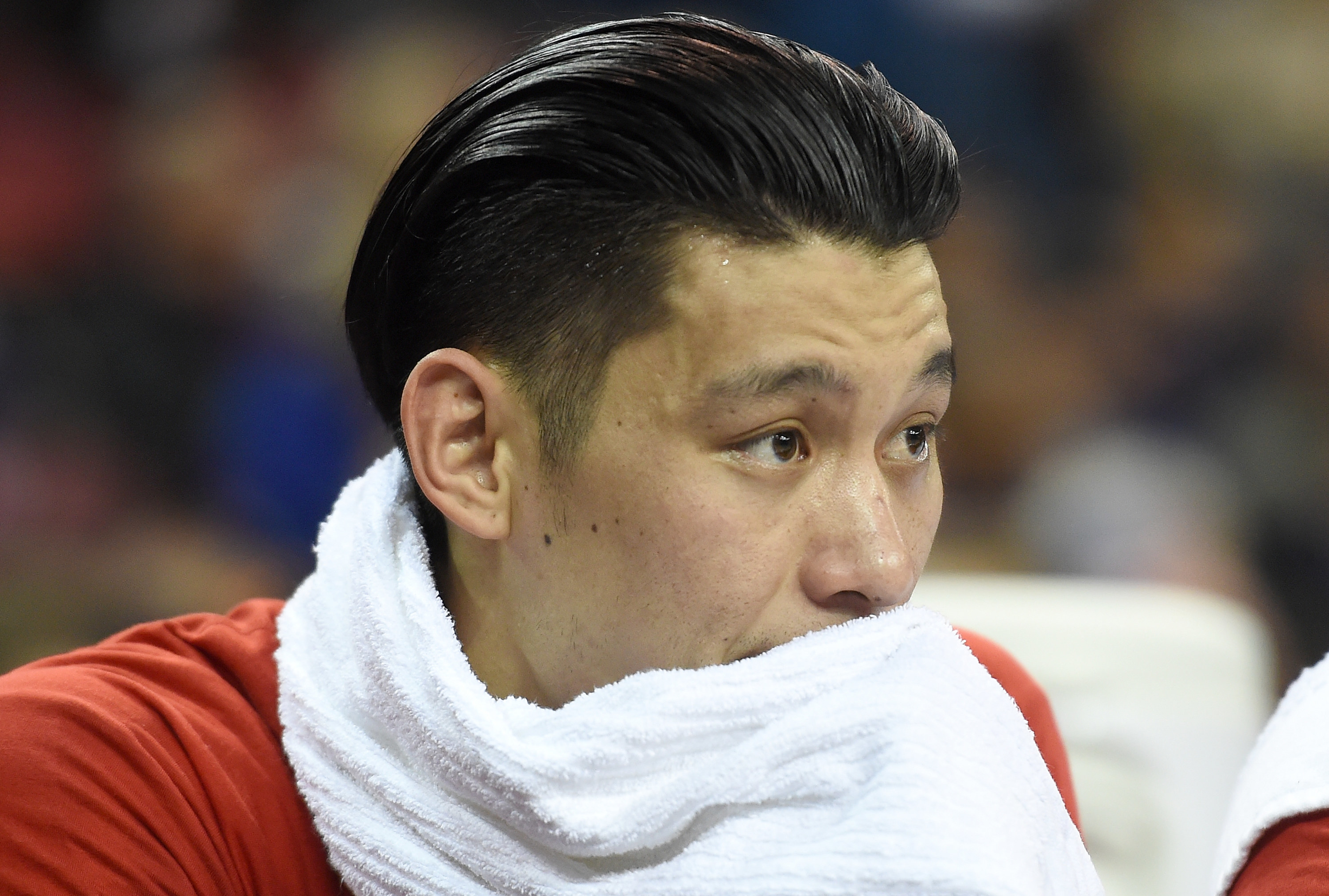 Jeremy Lin covers face with a towel