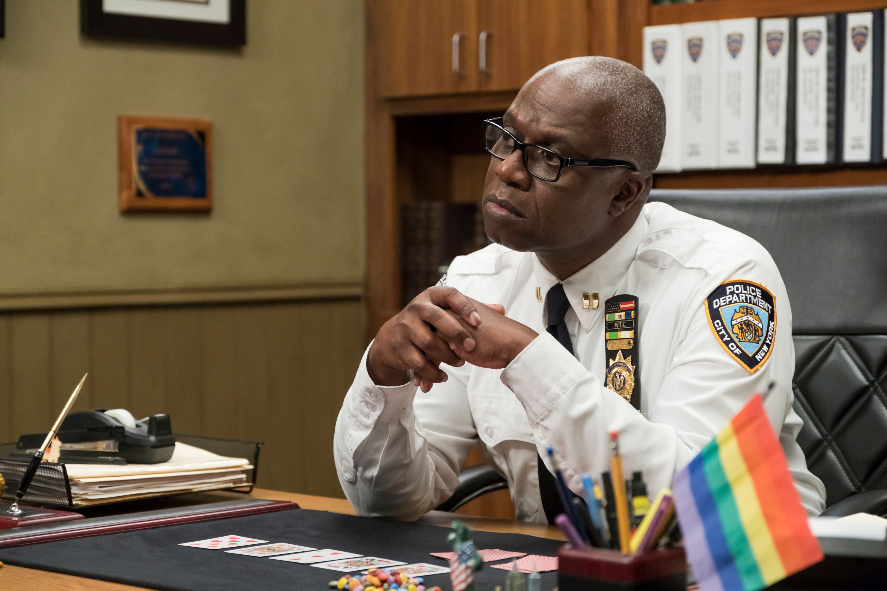 Andre Braugher playing solitaire at his desk