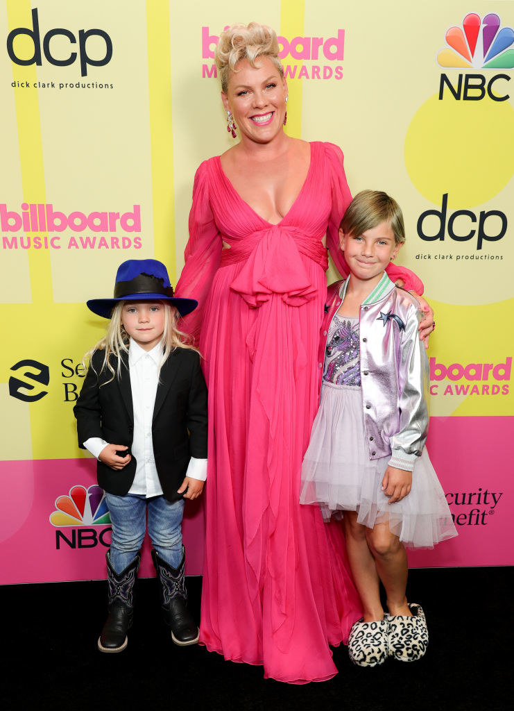 (L to R) Jameson Moon Hart, P!nk, and Willow Sage Hart pose backstage for the 2021 Billboard Music Awards