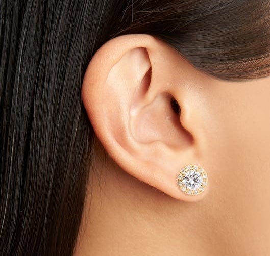 The gold-plate-set zirconia earrings on a model&#x27;s ear