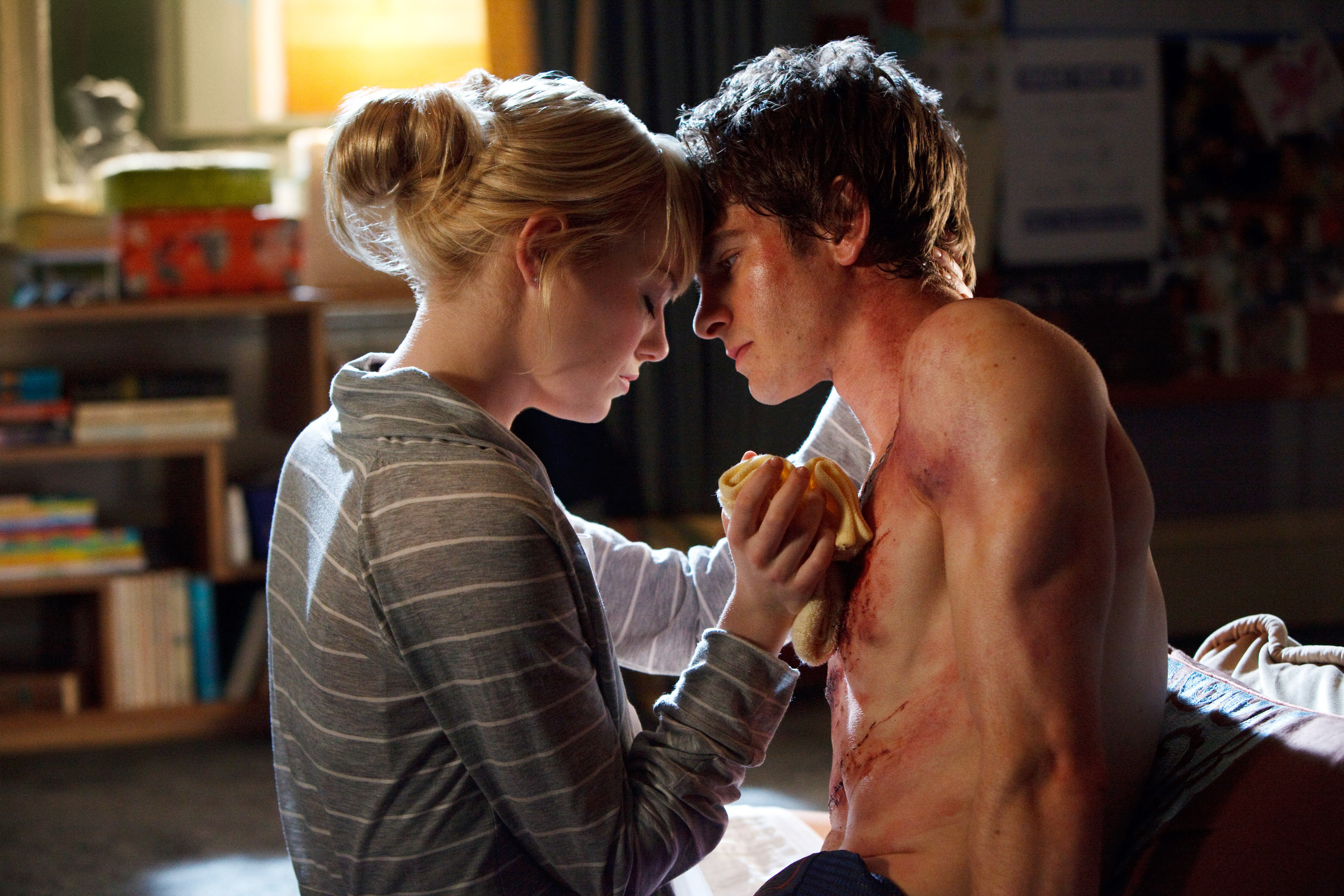 Emma Stone cleaning Andrew Garfield&#x27;s wounds