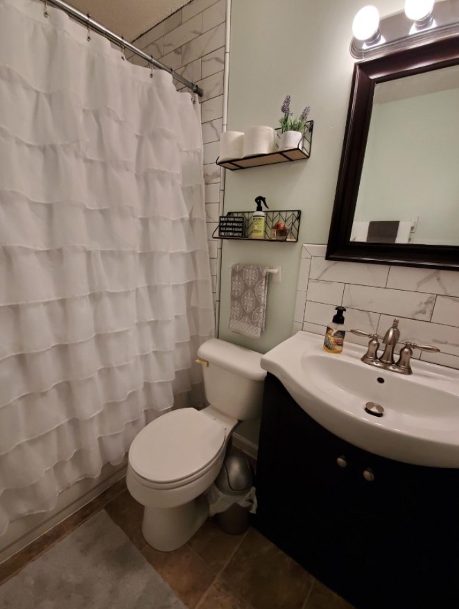 the shower curtain in a reviewer&#x27;s bathroom 