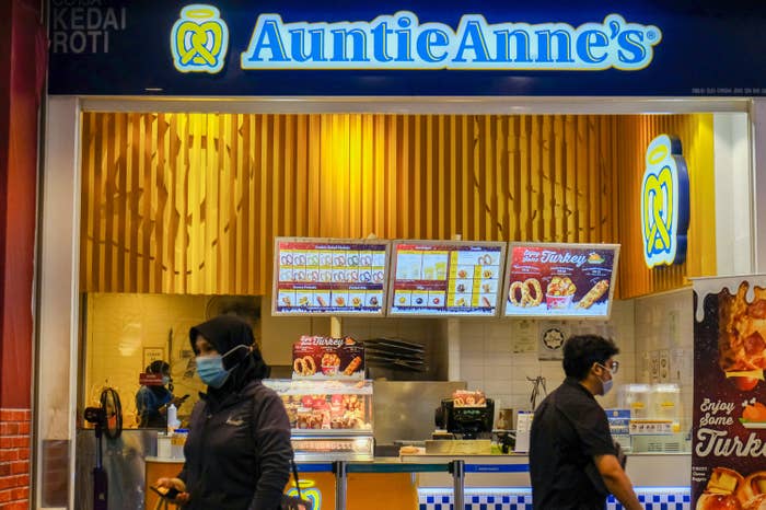 Auntie Anne&#x27;s store front