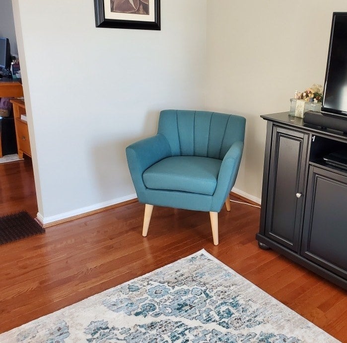 A reviewer photo of the chair, which is a dark teal color