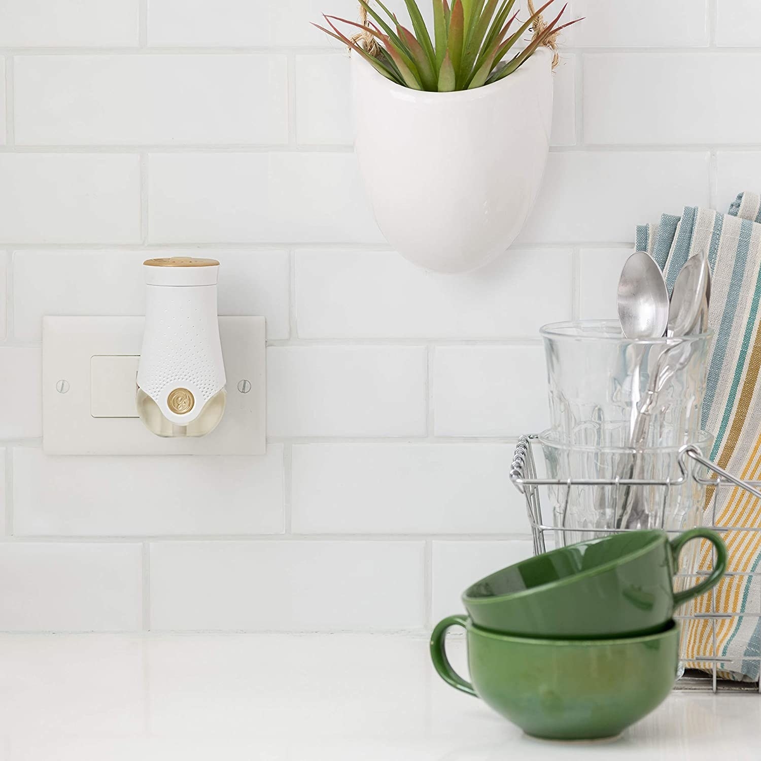A scented wall plugin to eliminate bathroom odors 