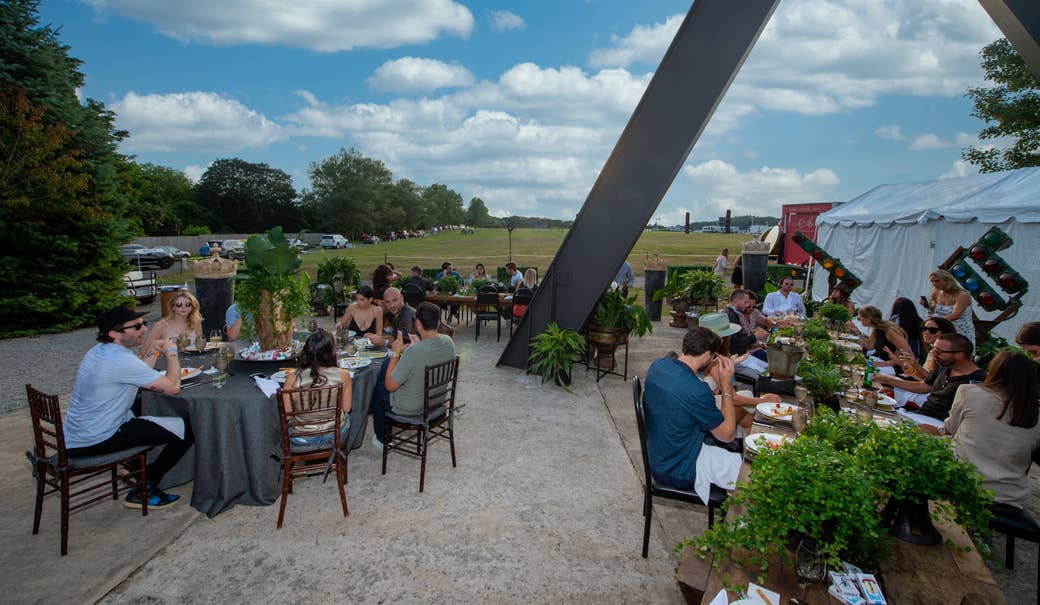 People dining maskless outdoors