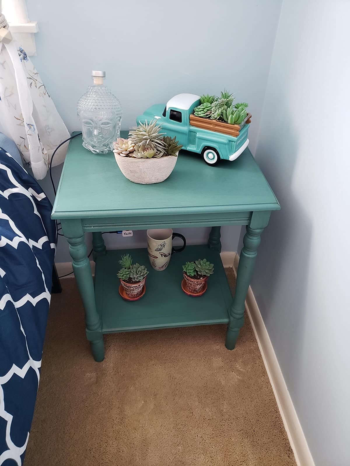 A reviewer photo of the table in blue/ green