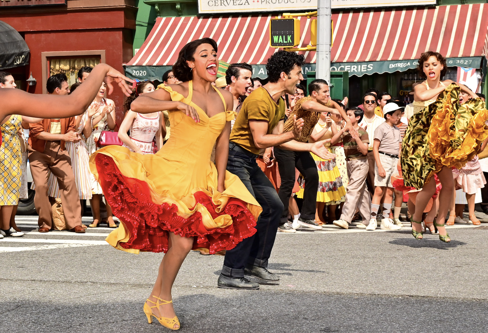 アニタ役のアリアナ・デボーズが黄色いドレスを着て踊っている