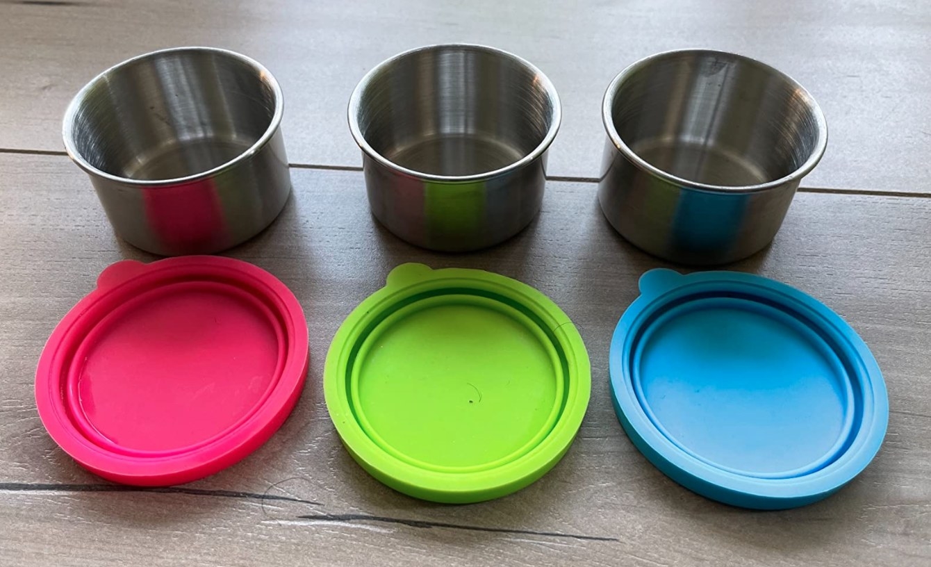 The set of Fangsun dressing containers with pink, green, and blue lids
