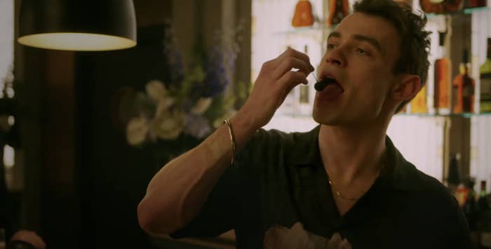Thomas Doherty eating a cherry in Gossip Girl trailer