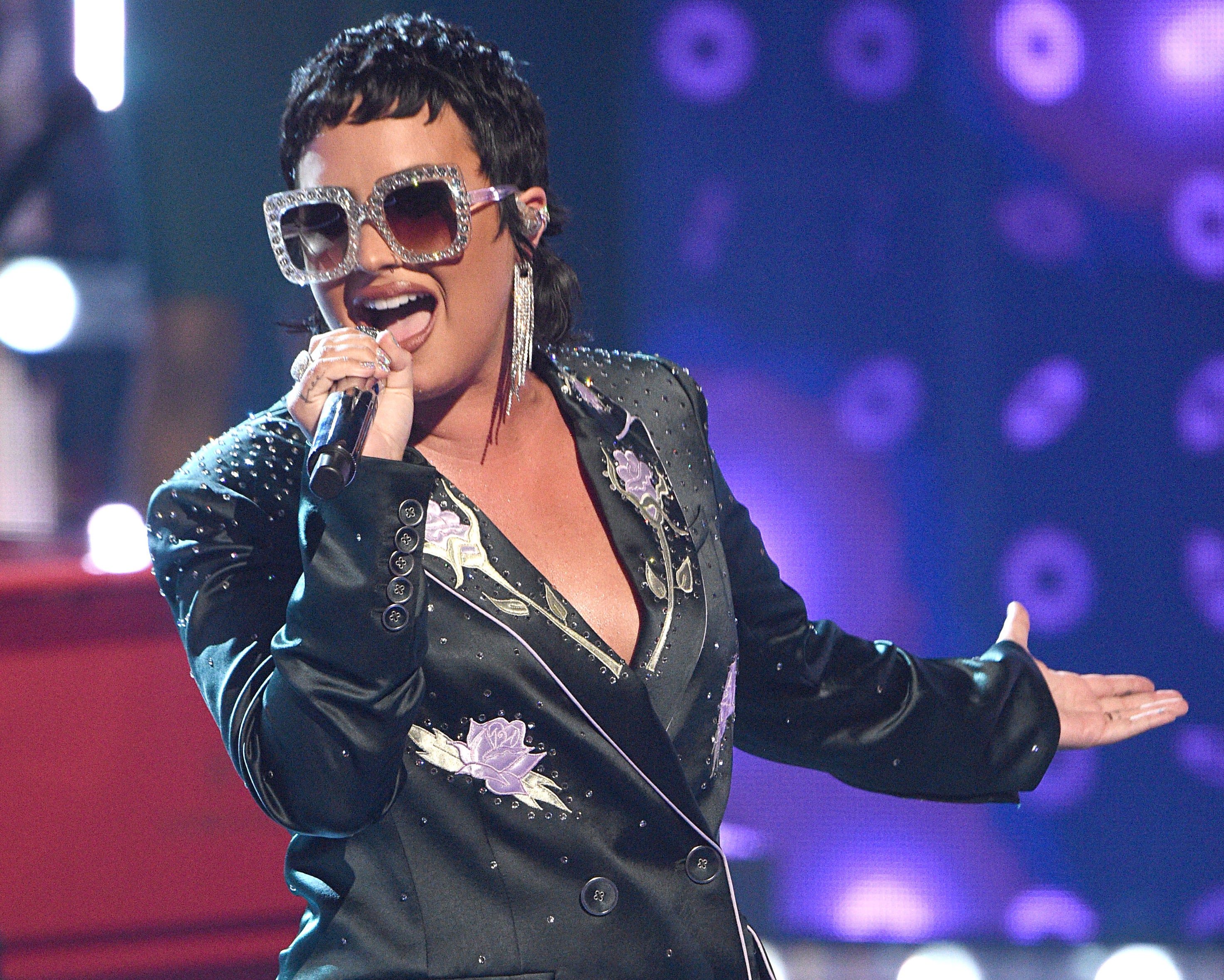 Demi sings onstage with their new hair