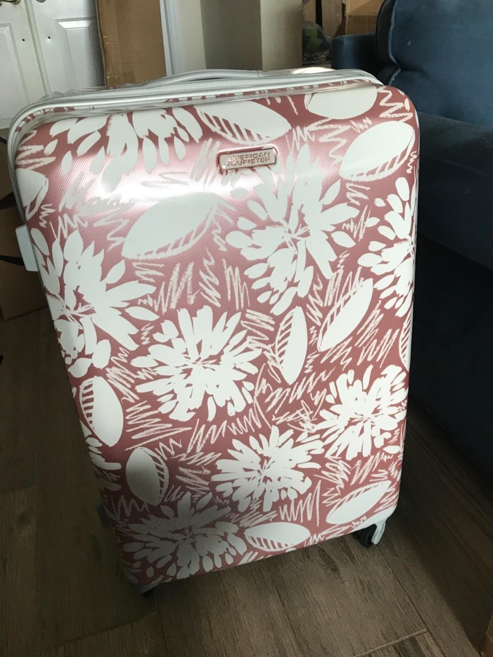 The suitcase in the color Ascending Gardens Rose Gold