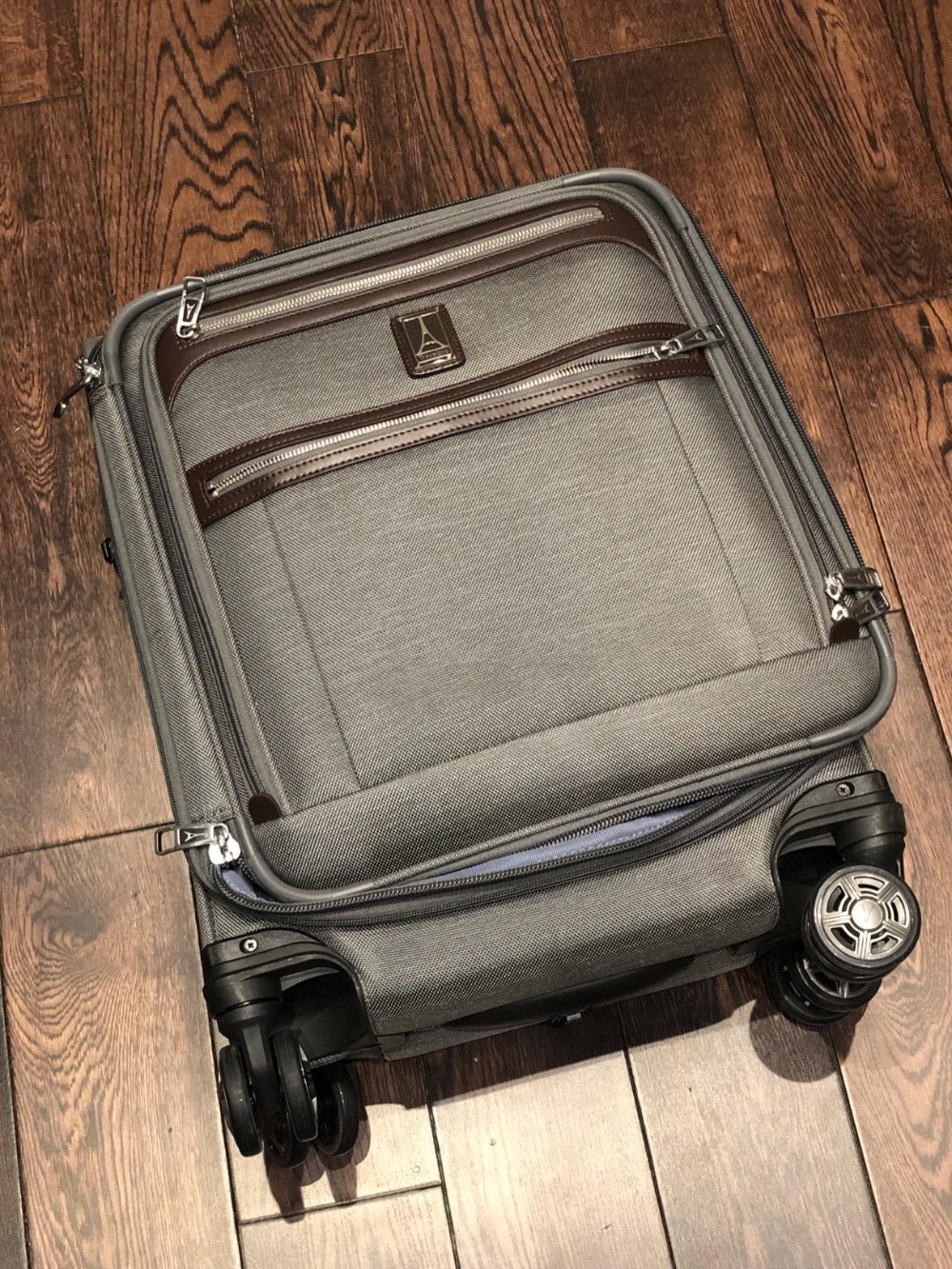 The suitcase in the color Vintage Gray