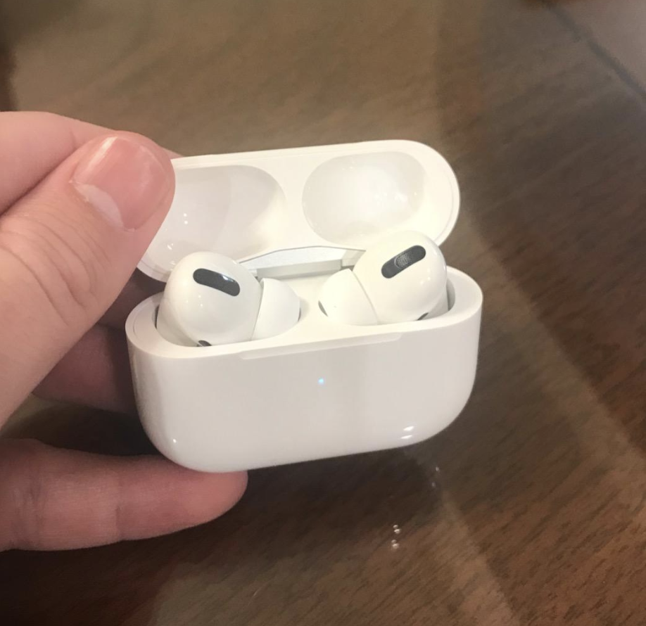 评论家控股AirPods Pro在他们的收费情况