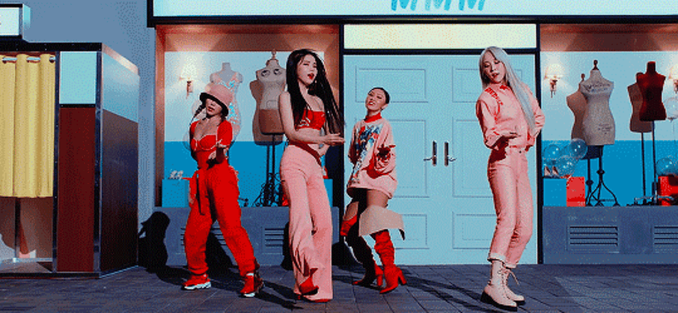 Dance move from music video &quot;Gogobebe&quot;