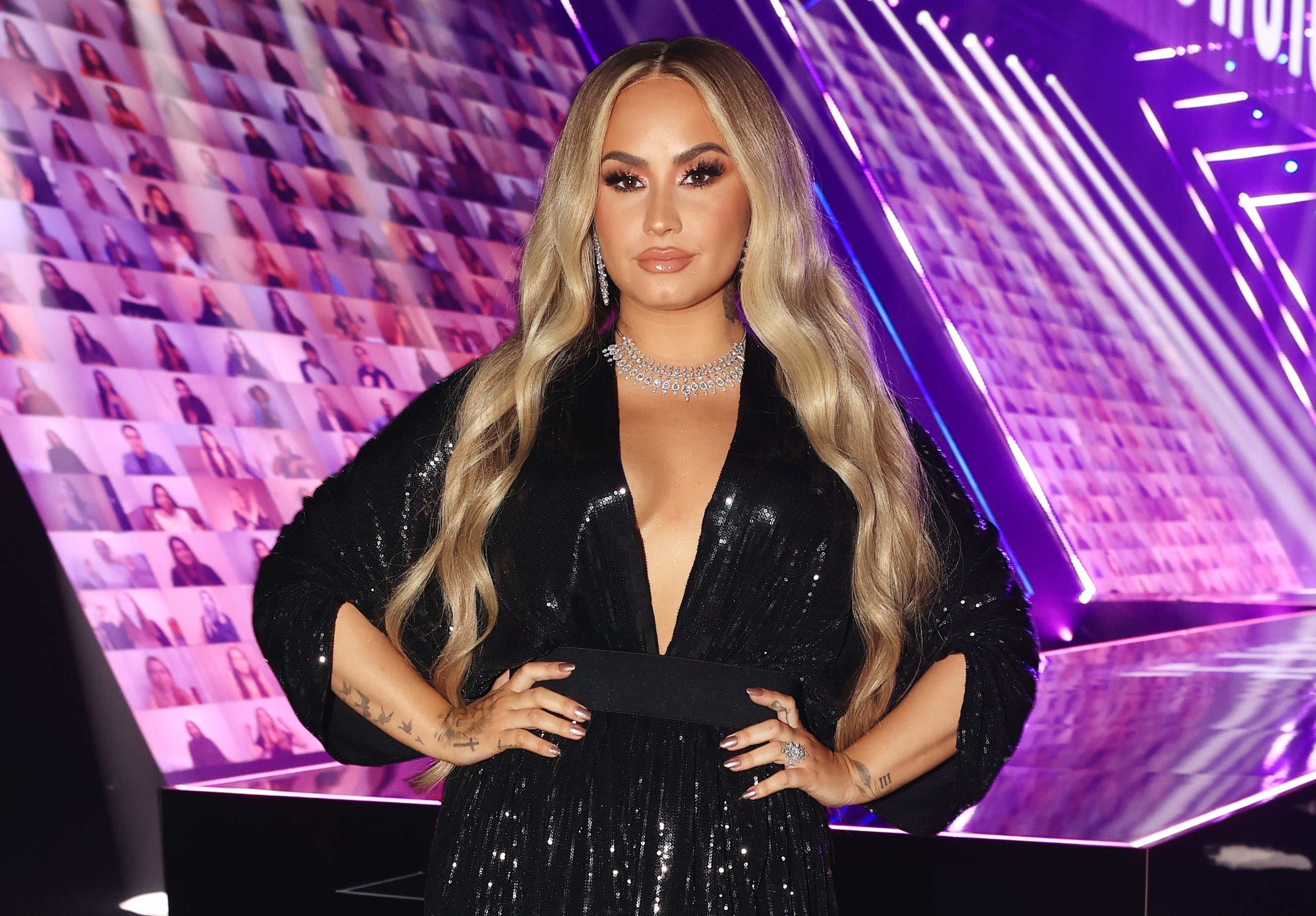 Demi has long blonde hair at a recent event
