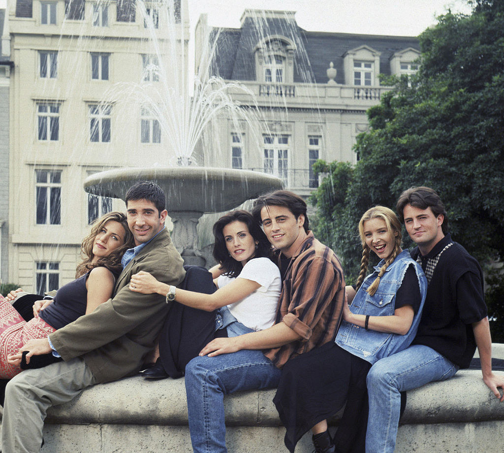 Jennifer Aniston, David Schwimmer, Courteney Cox, Matt LeBlanc, Lisa Kudrow, and Matthew Perry sitting on the fountain edge for Season 1 of &quot;Friends&quot;