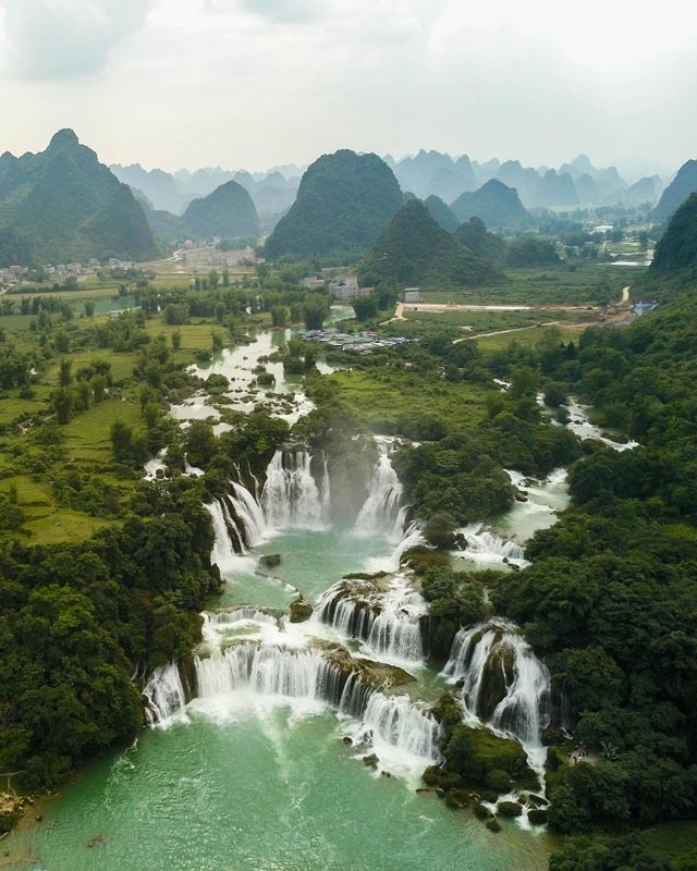 The Vietnamese-Chinese border with waterfalls