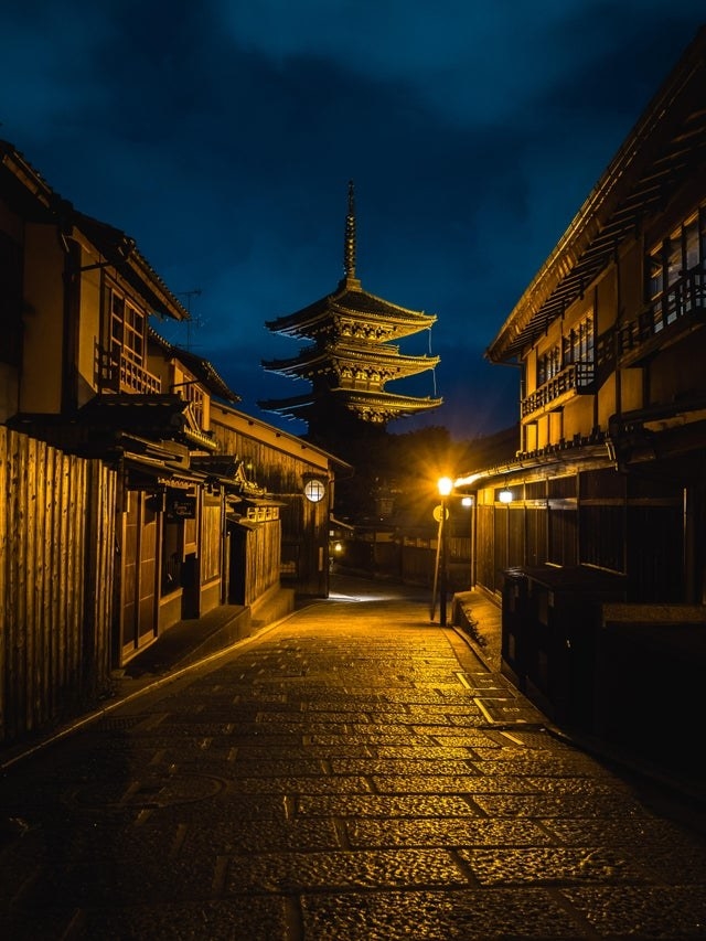 An empty alleyway in Kyoto at night.