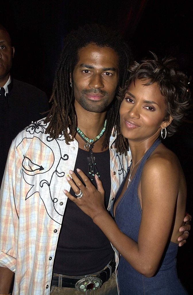 Eric Benét and Halle Berry hugging