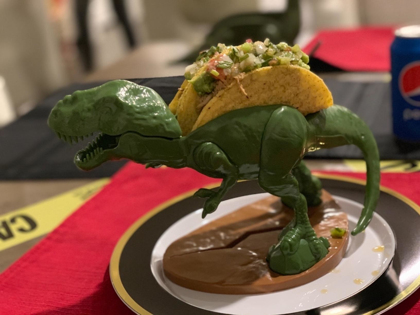 评论家的照片霸王龙taco持有人与墨西哥煎玉米卷”class=