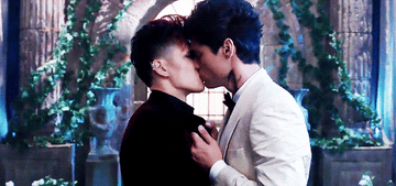 Alec and Magnus kissing