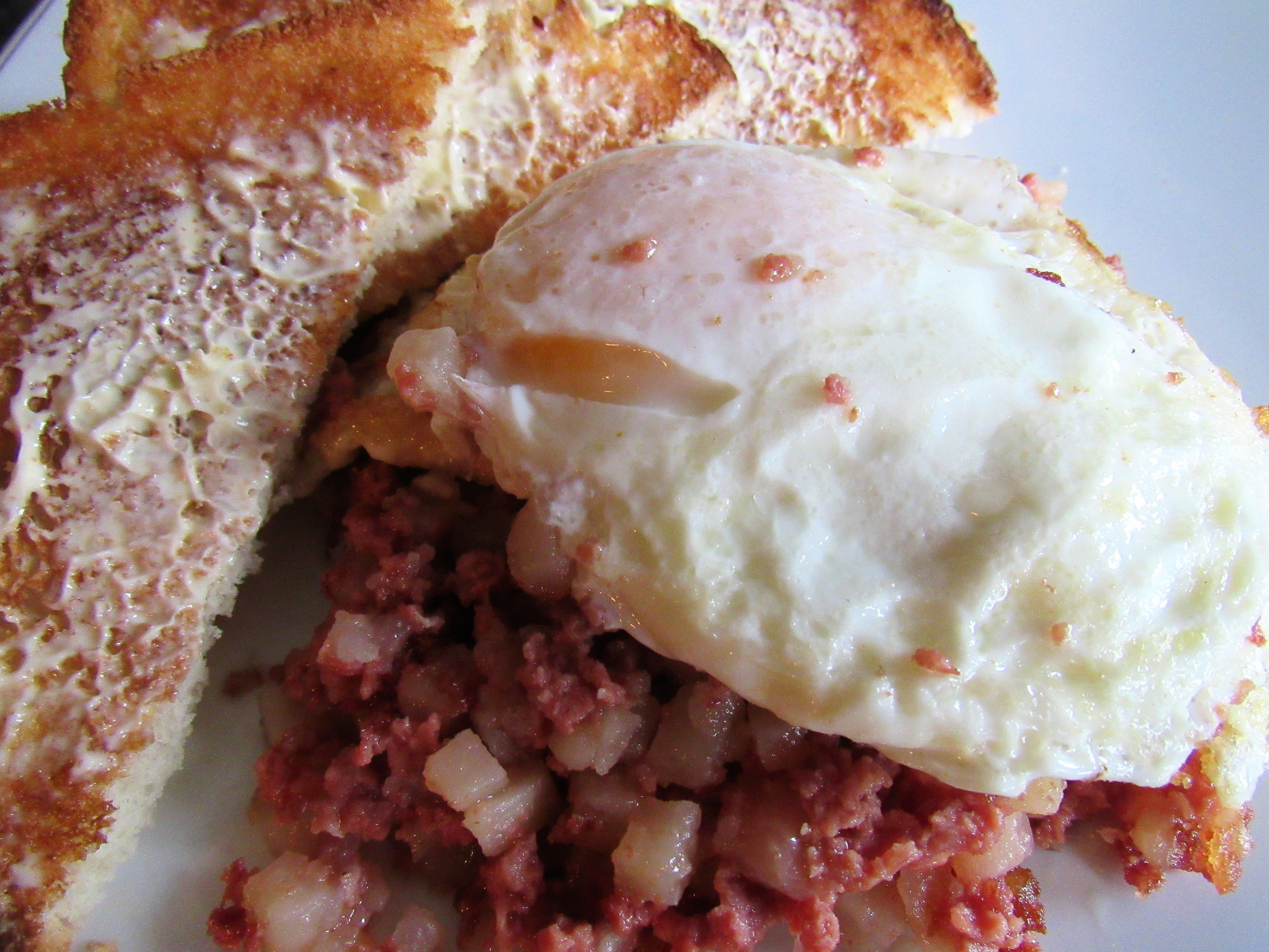 Corned beef hash with poached egg and toast