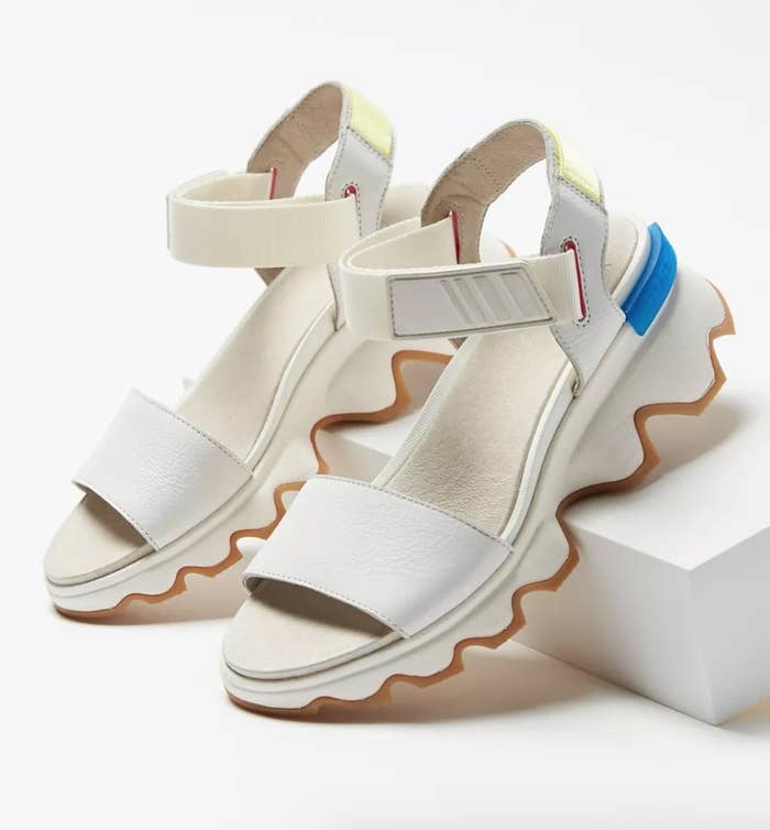 The sandals in white and blue 