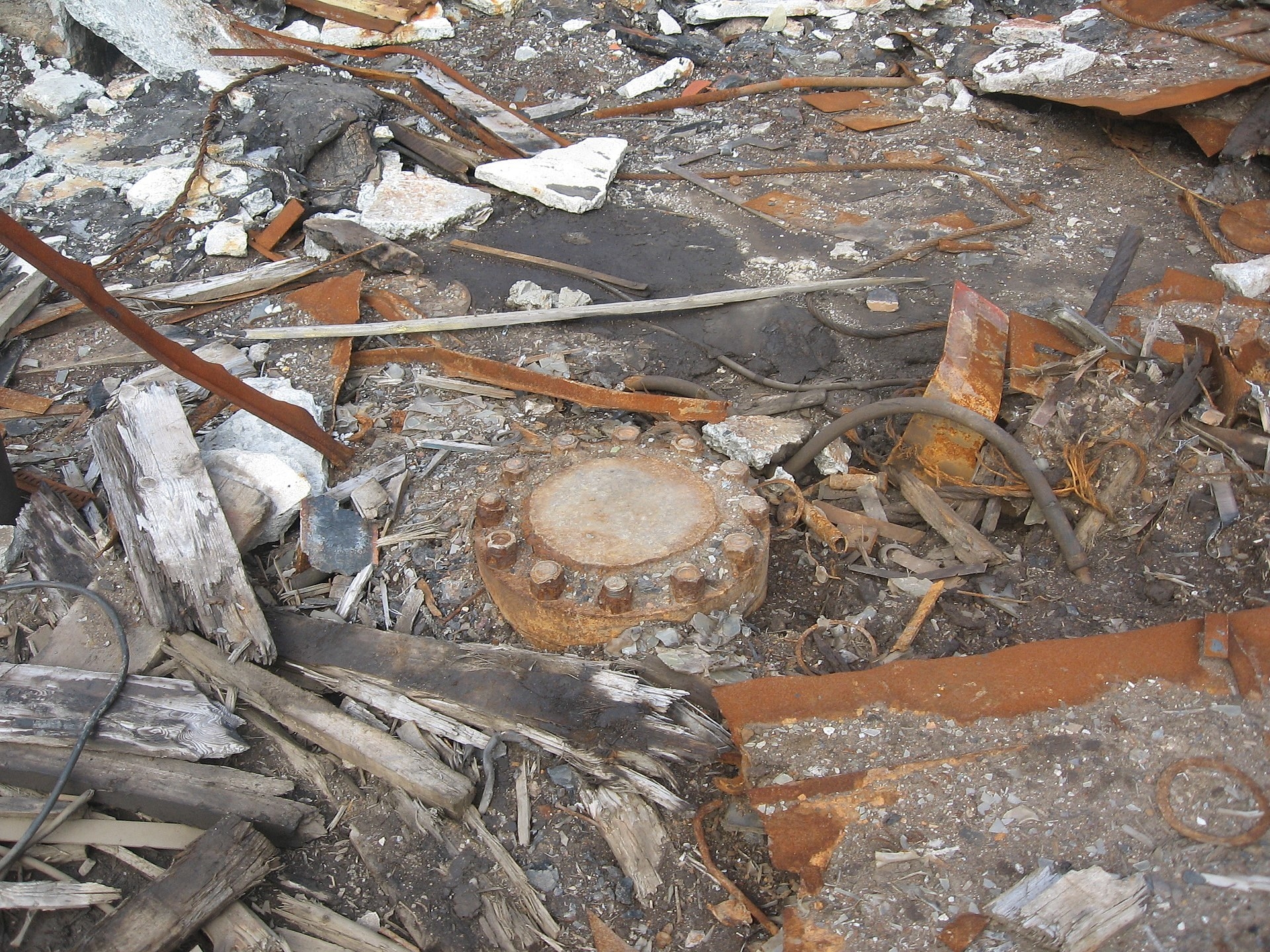 圆帽安全螺栓孔,废墟和残骸包围