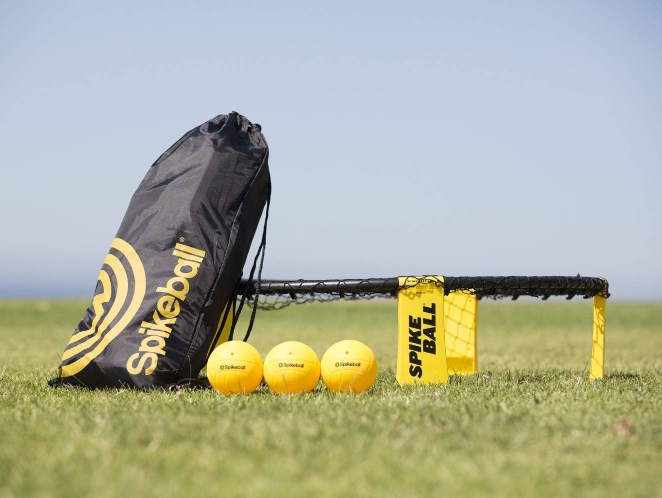 The spikeball balls, net, and carrying bag 