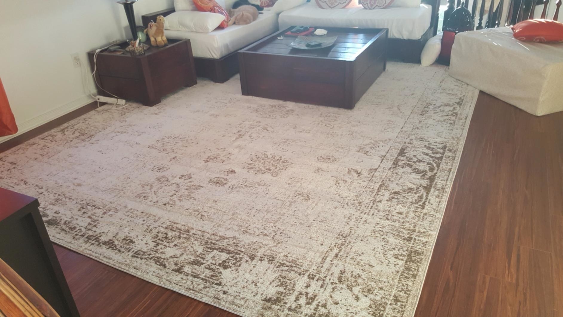 The rug in white