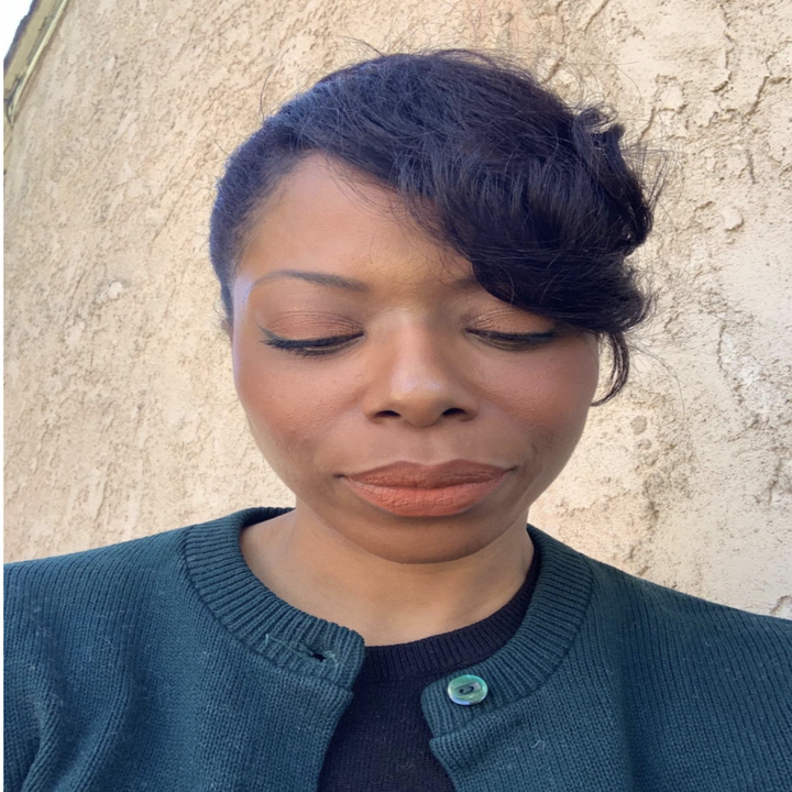 reviewer wearing brown shade