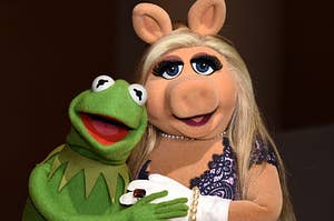 Kermit the frog and miss piggy hugging