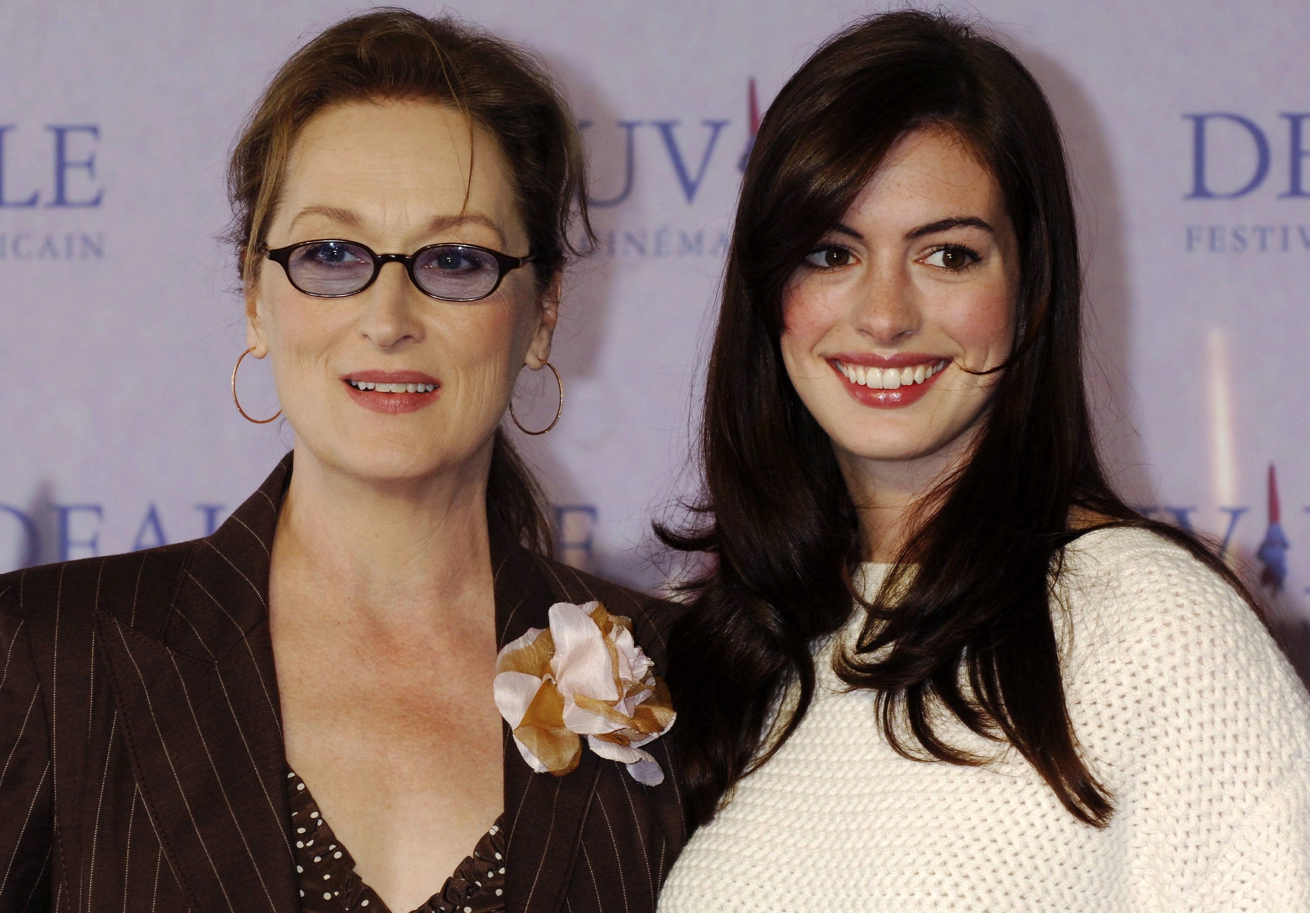 Anne poses with co-star Meryl Streep