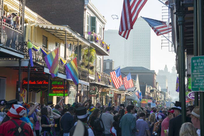 拥挤的波旁街在新奥尔良的狂欢节