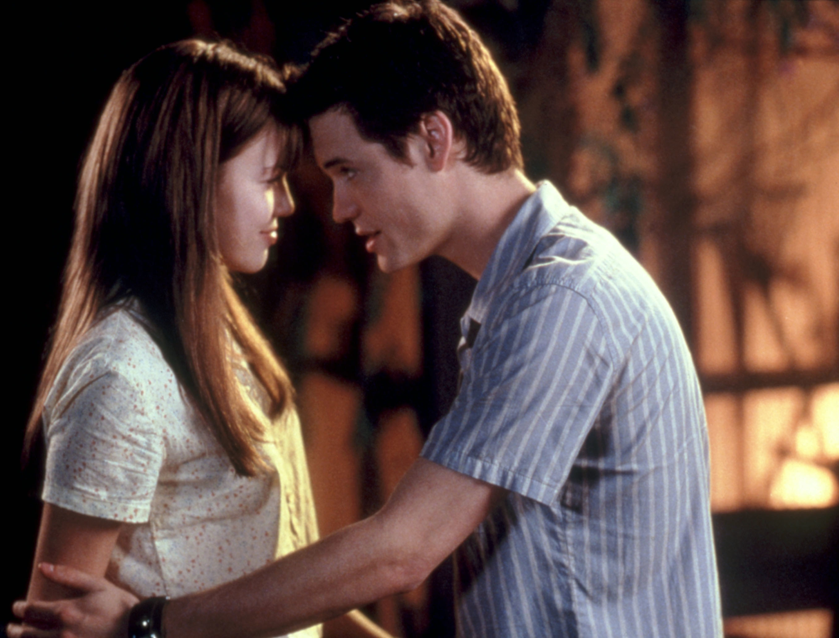 Moore and West touch foreheads in A Walk to Remember