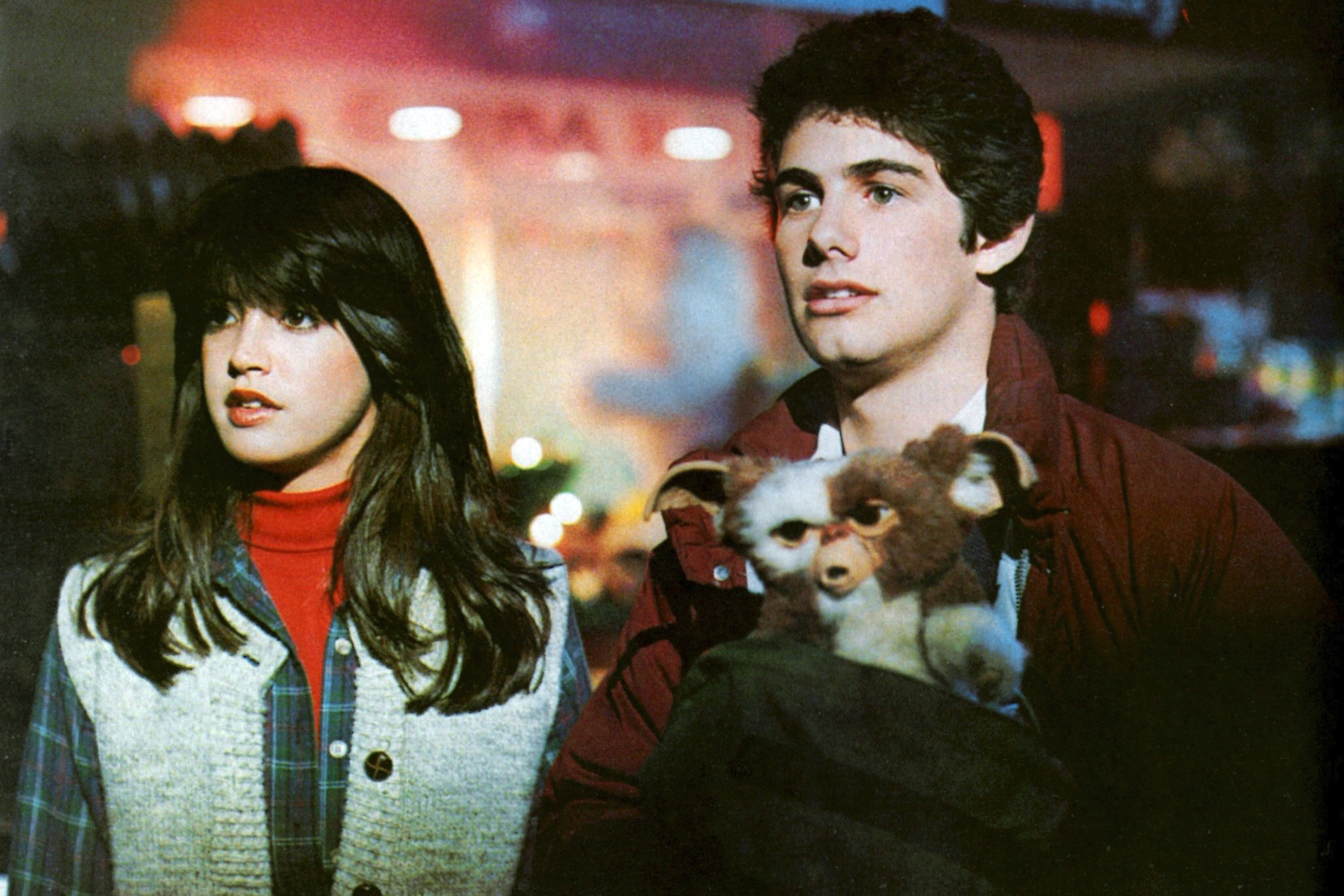 Phoebe Cates and Zach Galligan with Gizmo in Gremlins