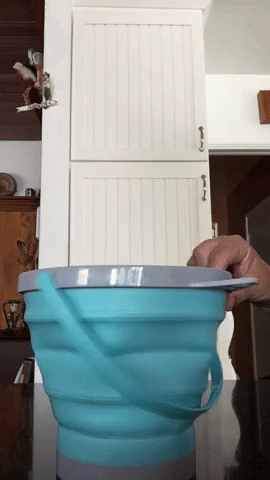 Reviewer's video showing how to collapse the pail